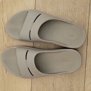 Oofos gray recovery slides, mens 7, womens 9